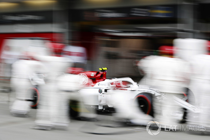 Charles Leclerc, Sauber C37 Ferrari, masuk pit stop