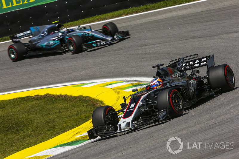Romain Grosjean, Haas F1 Team VF-17, Valtteri Bottas, Mercedes AMG F1 W08