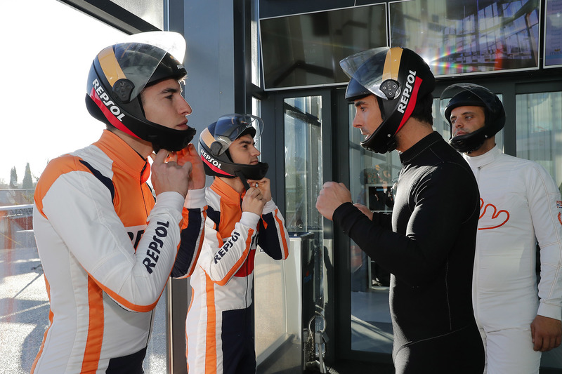 Марк Маркес та Дані Педроса під час урочистого заходу Repsol у Fly Madrid