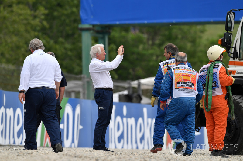 Чарлі Вайтінг, гоночний директор FIA, досліджує машину Брендон Хартлі, Scuderia Toro Rosso STR13 c