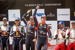 Podio: ganadores Thierry Neuville, Nicolas Gilsoul, Hyundai Motorsport Hyundai i20 Coupe WRC,