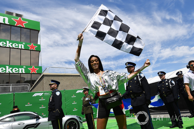 Winnie Harlow, mengibaskan bendera kotak-kotak