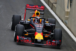 Pierre Gasly, testrijder Red Bull Racing, rijdt met de halo cockpitbescherming