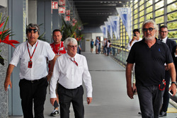 Pasquale Lattuneddu van de FOM met Bernie Ecclestone en Flavio Briatore