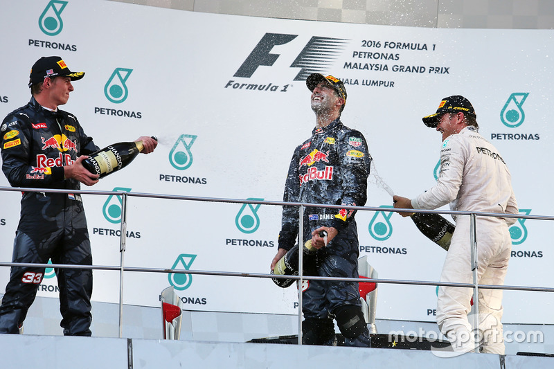 Il podio (da sx a dx): Max Verstappen, Red Bull Racing, secondo; Daniel Ricciardo, Red Bull Racing, vincitore della gara; Nico Rosberg, Mercedes AMG F1, terzo