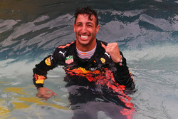 El ganador de la carrera Daniel Ricciardo, Red Bull Racing celebra en la piscina Red Bull Racing Energy Station