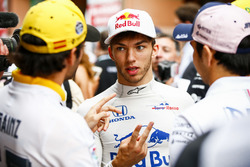 Pierre Gasly, Toro Rosso met Carlos Sainz Jr., Renault Sport F1 Team, en Sergio Perez, Force India