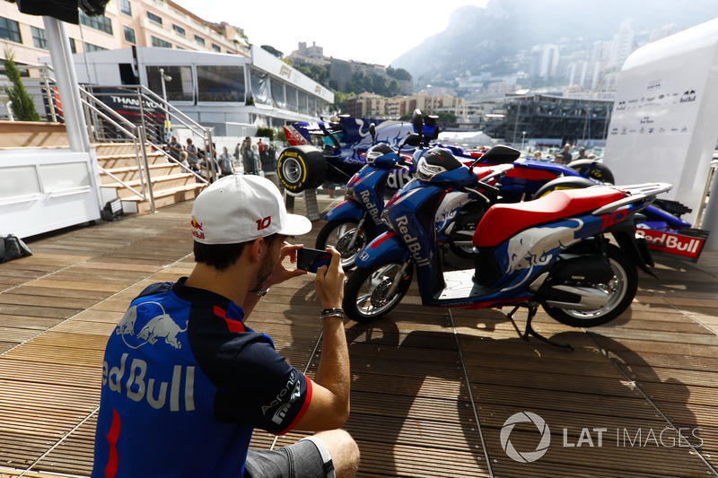 Pierre Gasly, Toro Rosso, toma una foto de las motocicletas Honda