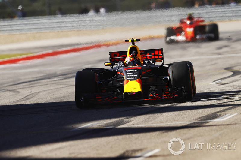 Max Verstappen, Red Bull Racing RB13, celebra al cruza la línea de meta por delante de Kimi Raikkon