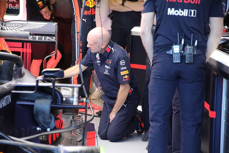 Adrian Newey, Direttore Tecnico, Red Bull Racing inginocchiato davanti alla RB15