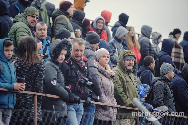 Заповнена головна трибуна