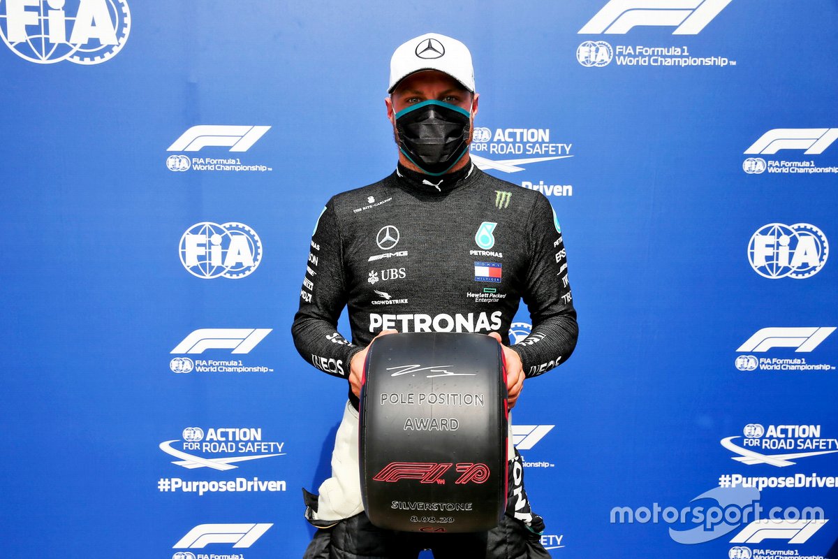 Le poleman Valtteri Bottas, Mercedes-AMG Petronas F1 avec le trophée de la pole position Pirelli