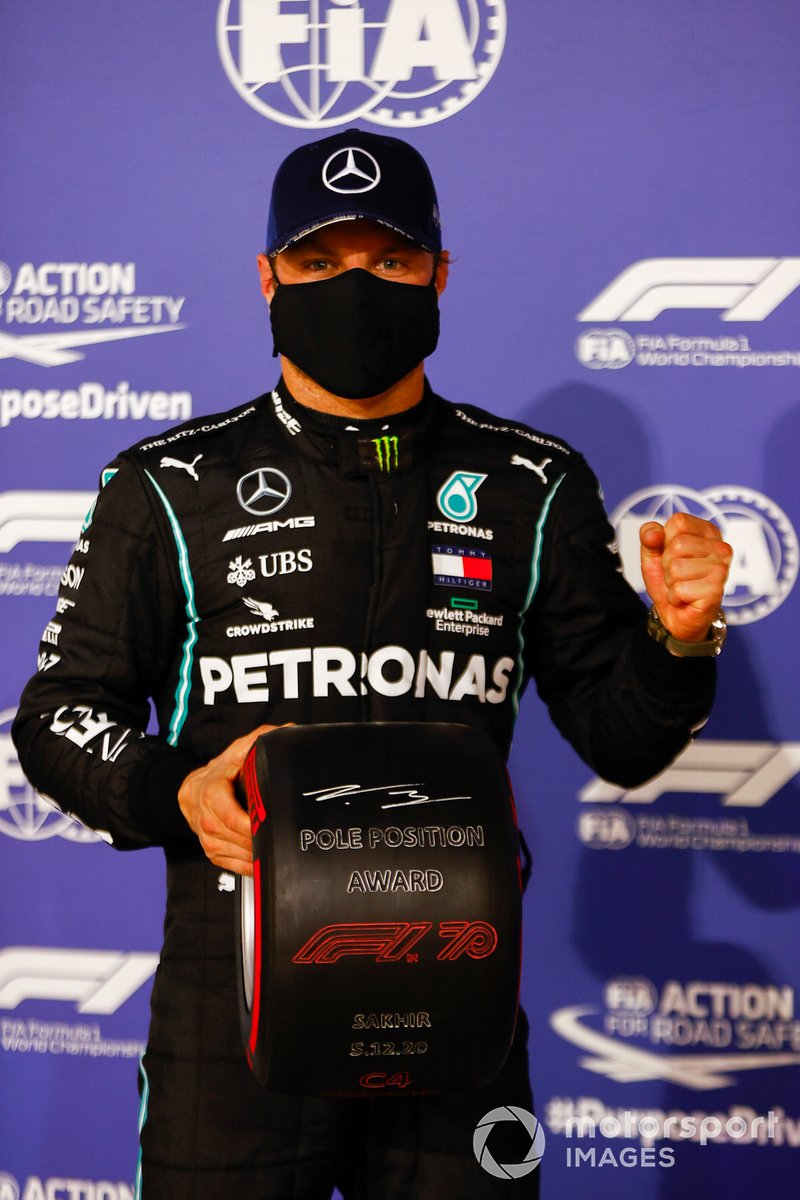 El ganador de la pole Valtteri Bottas, Mercedes-AMG F1 con el premio Pirelli Pole Position