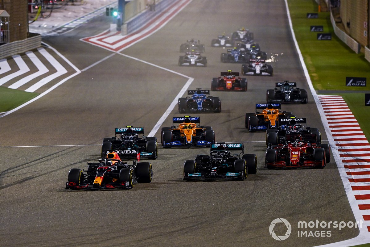 Max Verstappen, Red Bull Racing RB16B, Lewis Hamilton, Mercedes W12, Charles Leclerc, Ferrari SF21, Valtteri Bottas, Mercedes W12, Lando Norris, McLaren MCL35M, saat start GP Bahrain.
