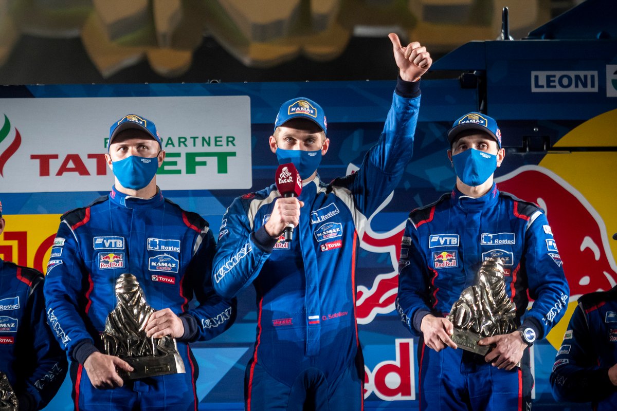 Pereli Kamaz-Master, Dmitry Sotnikov, sukses menjadi juara kategori truk Reli Dakar 2021 bersama krunya, Ruslan Akhmadeev serta Ilgiz Akhmetzianov.