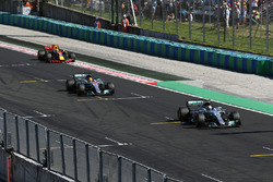 Valtteri Bottas, Mercedes-Benz F1 W08 Hybrid and Lewis Hamilton, Mercedes-Benz F1 W08 Hybrid cross the line
