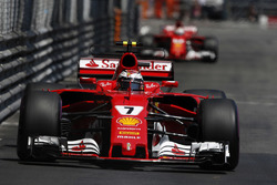Kimi Räikkönen, Ferrari SF70H; Sebastian Vettel, Ferrari SF70H
