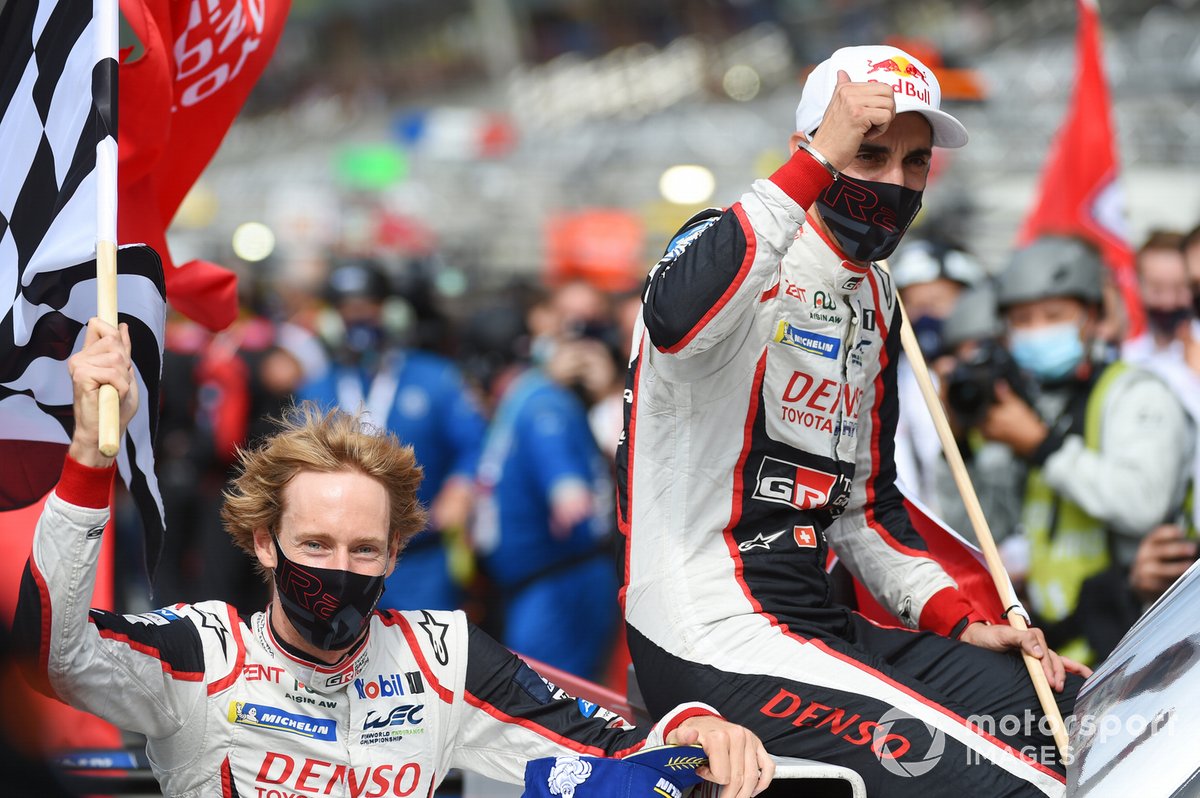 Les vainqueurs #8 Toyota Gazoo Racing Toyota TS050: Sebastien Buemi, Kazuki Nakajima, Brendon Hartley