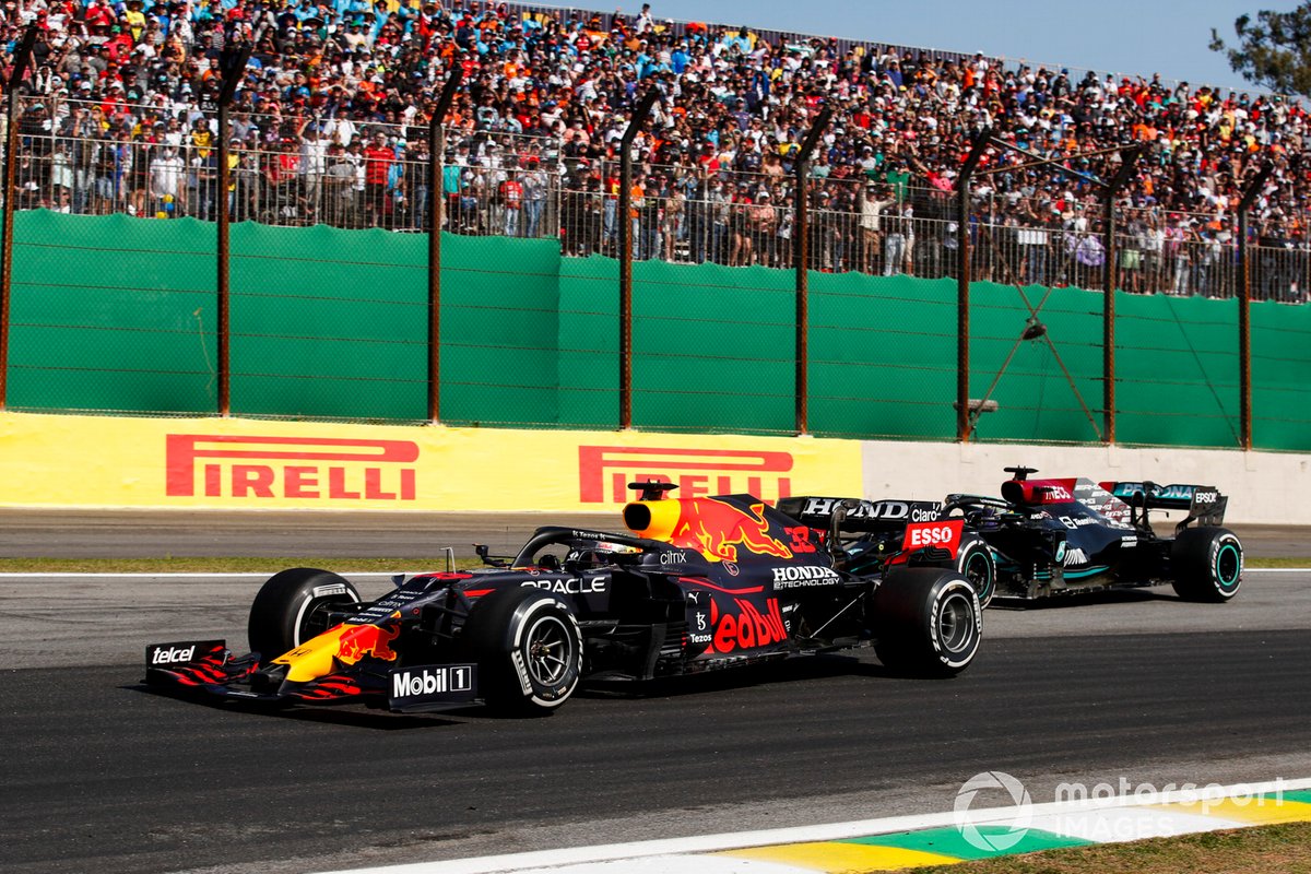 Verstappen en Hamilton met elkaar in gevecht op Interlagos.