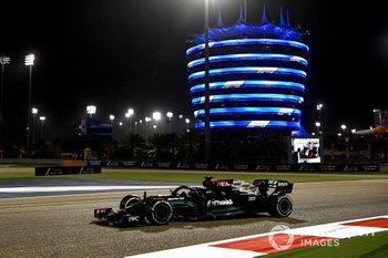 Hamilton houdt Verstappen nipt achter zich voor zege in Bahrein