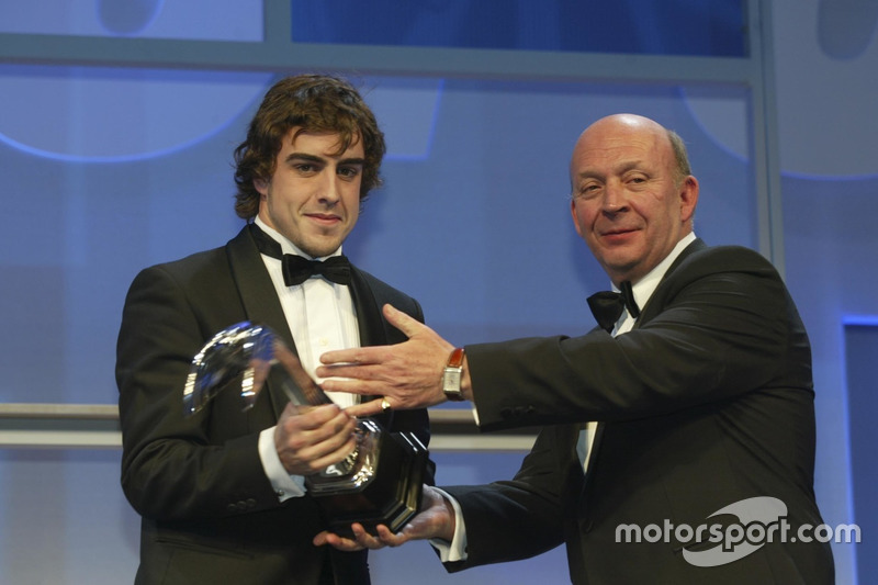 Fernando Alonso recibe el Gregor Grant Award de manos de Nigel Roebuck