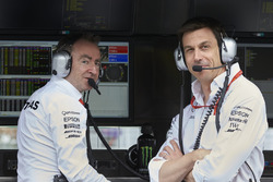 Технічний директор Mercedes AMG F1 Падді Лоу, виконавчий директор Mercedes AMG F1 Тото Вольфф