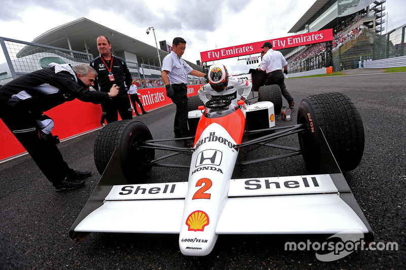 Stoffel Vandoorne,tercer piloto, McLaren F1 Team conduce el 1989 McLaren MP4/5 de Alain Prost