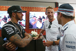 Jenson Button, McLaren Honda, festeggia 300 i GP con Lewis Hamilton, Mercedes AMG F1 Team e Felipe M