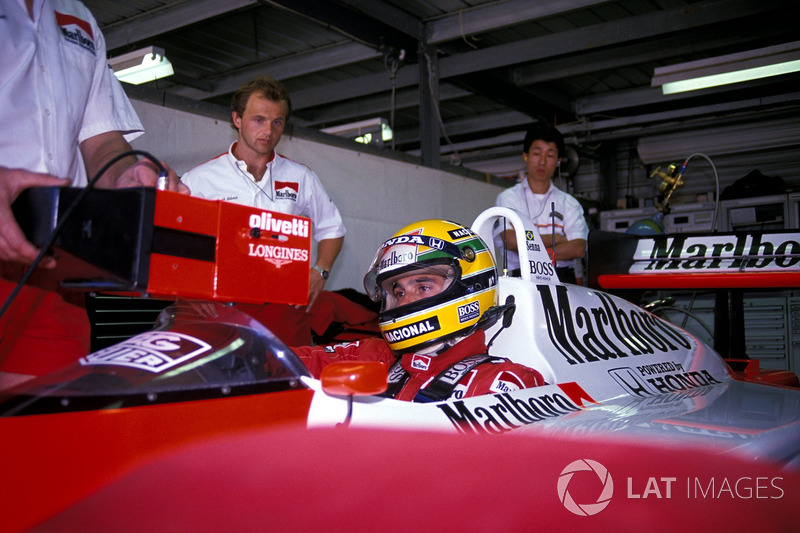 Джозеф Леберер, фізіотерапевт McLaren, спостерігає за Айртоном Сенною, McLaren