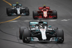 Lewis Hamilton, Mercedes AMG F1 W09, precede Kimi Raikkonen, Ferrari SF71H, e Valtteri Bottas, Mercedes AMG F1 W09