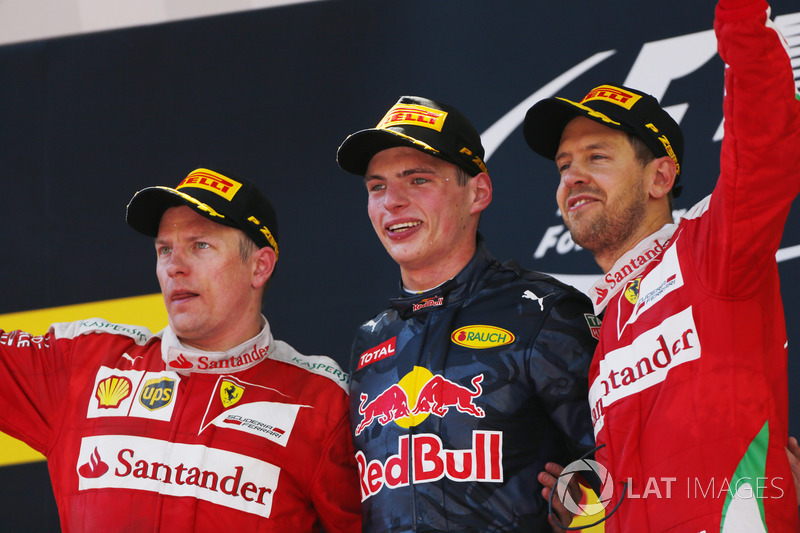 Podio: segundo lugar Kimi Raikkonen, Ferrari, ganador de la carrera Max Verstappen, Red Bull Racing, y tercer lugar Sebastian Vettel, Ferrari