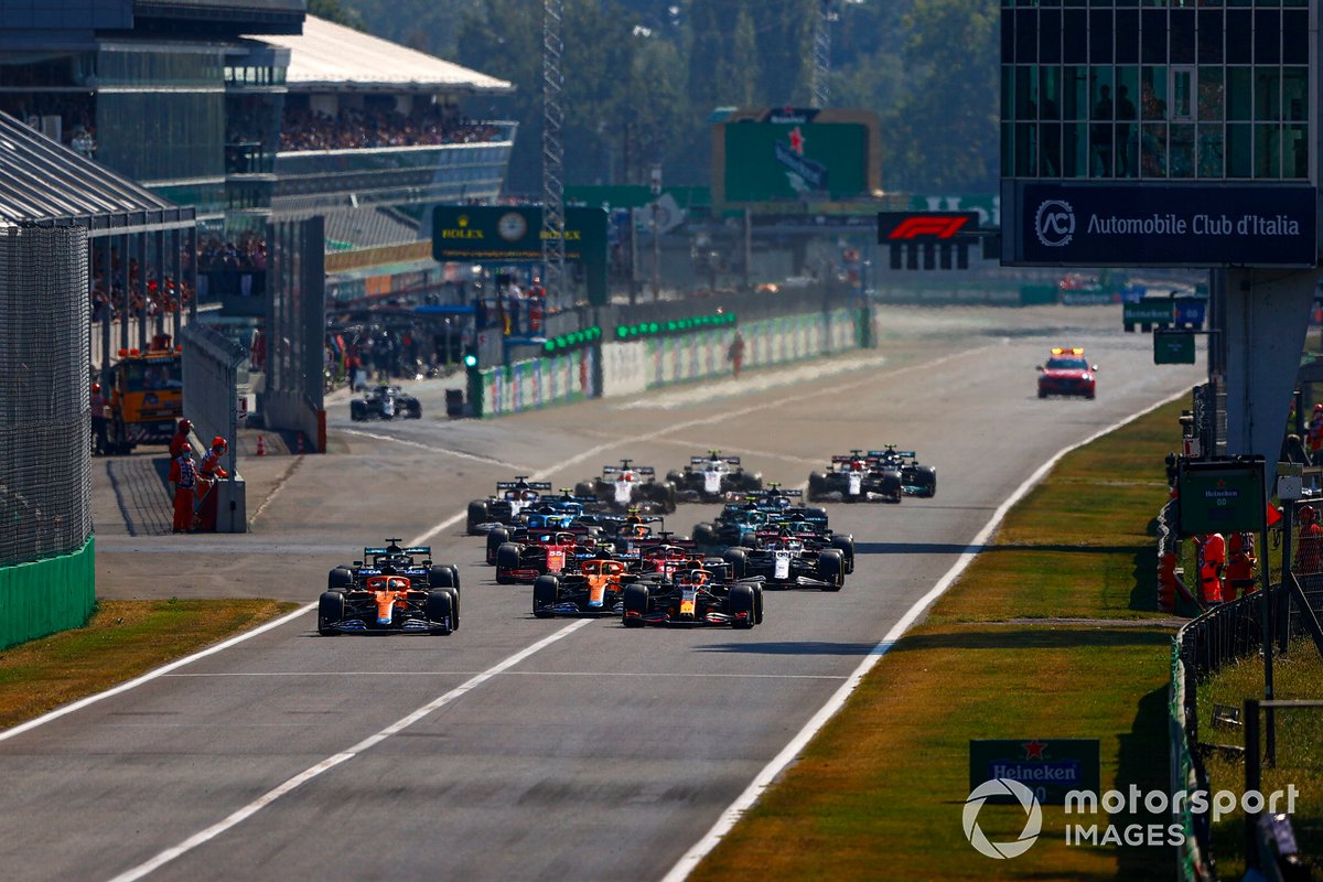 Aksi start para pembalap Formula 1 pada Grand Prix Italia 2021 di Sirkuit Monza.