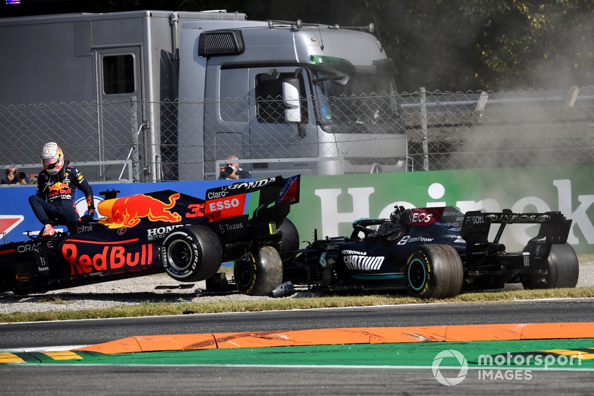 Max Verstappen, Red Bull Racing, berusaha keluar dari kokpit mobil setelah bertabrakan dengan Lewis Hamilton, Mercedes W12.