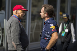 Niki Lauda, Mercedes AMG F1 Presidente no ejecutivo y Christian Horner, jefe de equipo de carreras d