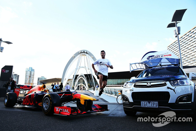 Daniel Ricciardo, Red Bull Racing runs across Seafarers Bridge
