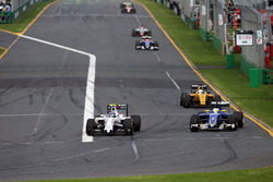 Valtteri Bottas, Williams FW38 und Marcus Ericsson, Sauber C35, im Kampf um die Positionen
