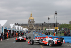 Nick Heidfeld, Mahindra Racing, in der Boxengasse