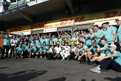 1. Nico Rosberg, Mercedes AMG F1, und 3. Lewis Hamilton, Mercedes AMG F1, mit dem Team