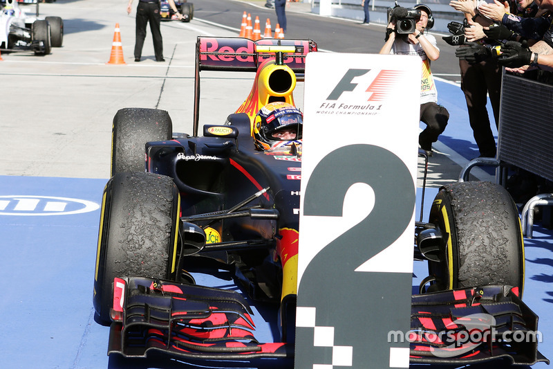Il secondo classificato Max Verstappen, Red Bull Racing arriva nel parco chiuso