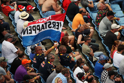Max Verstappen fans en vlaggen op de tribune