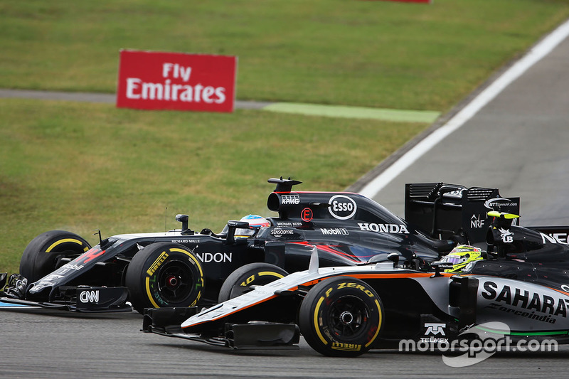 Fernando Alonso, McLaren MP4-31 e Sergio Perez, Sahara Force India F1 VJM09 lottano per la posizione