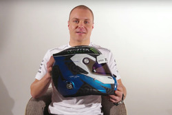 Валттері Боттас, Mercedes AMG F1, презентує новий шолом