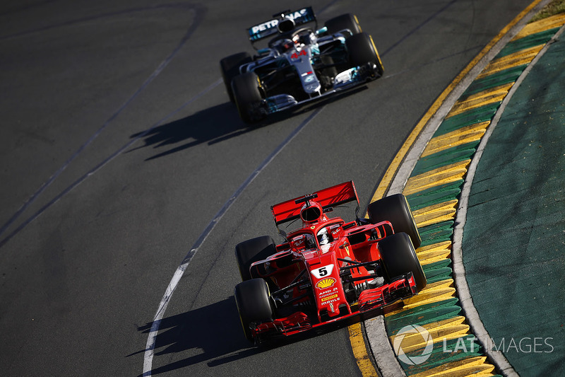 Sebastian Vettel, Ferrari SF71H, precede Lewis Hamilton, Mercedes AMG F1 W09