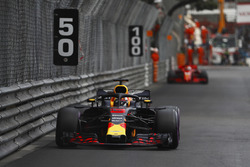 Даніель Ріккардо, Red Bull Racing RB14 попереду Себастьяна Феттеля, Ferrari SF71H