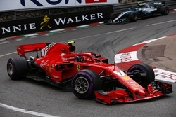 Kimi Raikkonen, Ferrari SF71H, precede Valtteri Bottas, Mercedes AMG F1 W09