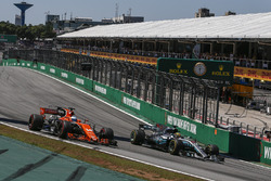 Fernando Alonso, McLaren MCL32 e Lewis Hamilton, Mercedes-Benz F1 W08 lottano per posizione