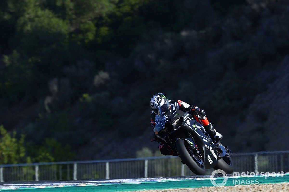 Pembalap Kawasaki Racing Team, Jonathan Rea, saat menguji motor anyar ZX-10RR.