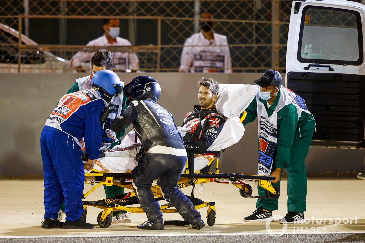 Romain Grosjean, Haas F1, est assisté par l'équipe médicale