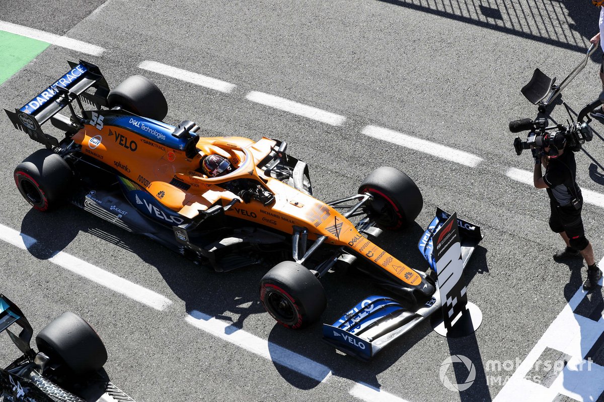 Carlos Sainz Jr., McLaren MCL35 in Parc Ferme