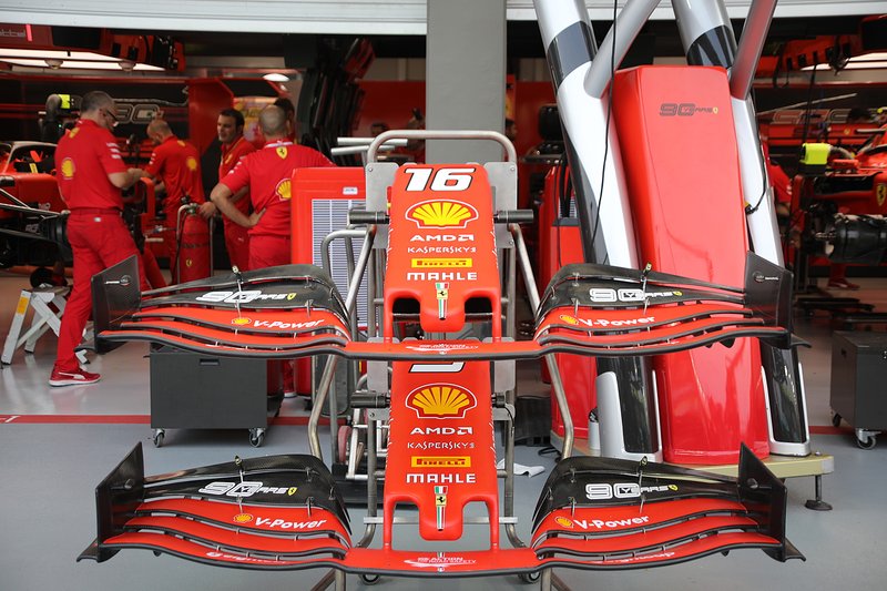 Ferrari SF90, dettaglio del muso dotato del profilo aggiuntivo e del cape a confronto con quello standard